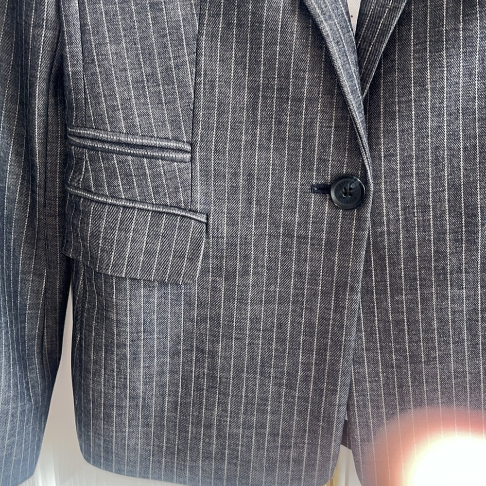 Express Gray Pinstripe One Button Closure Lined Blazer Jacket Size 8 - Picture 4 of 9